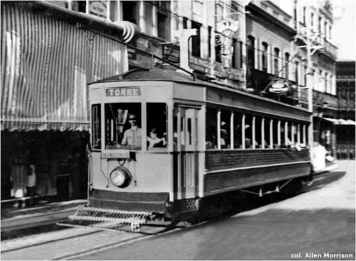 Time do Tramways em 1934 ao lado de bonde elétrico no Recife
